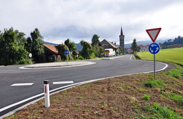 Direkcija je v Planini na križišču ceste proti Uncu že uredila 
novo krožišče, zdaj pa je začela še z obnovo ceste. 