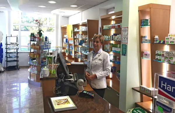Farmacevtka Kristina Bele že od avgusta skrbi, da je lekarna 
na Škofijah dobro založena.