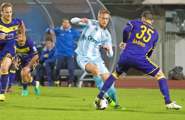 Andrej Kotnik (v belo-modrem dresu) je v soboto največkrat 
ogrozil mariborska vrata.