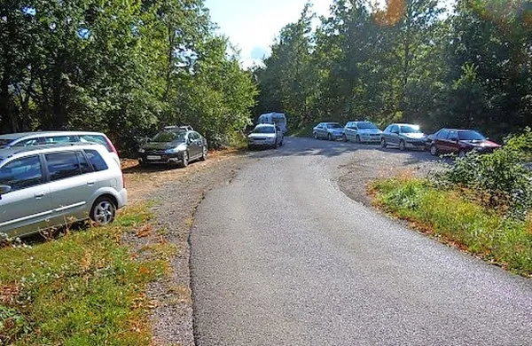 Ne eden, na desetine, stotine avtomobilov je te dni v 
Brkinih.