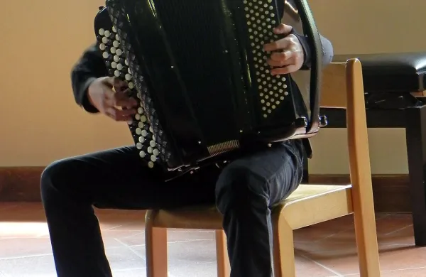 Aljaž Maurič s harmoniko očara vse, ki ga slišijo nanjo 
igrati.