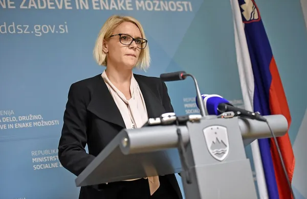 Ministrica za delo Anja Kopač Mrak  bi odstopila, če bi to od 
nje zahteval premier Miro Cerar.