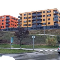 Koprski stanovanjski sklad je poleti leta 2007 zgradil novo 
stanovanjsko sosesko v Olmu, kjer so štirje stolpiči z 
neprofitnimi najemnimi stanovanji.