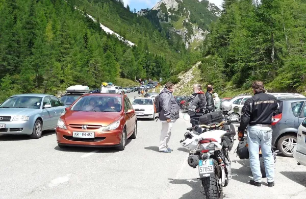 Vršič je  vabljiv za motoriste. Dobrodošli so, le na plin naj ne pritiskajo preveč.