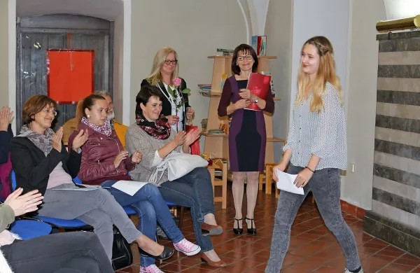 Mladi nagrajenci (na fotografiji prvonagrajena Sara Mlakar) so 
na literarnem večeru interpretirali dela, ki so jih posvetili 
dediščini.