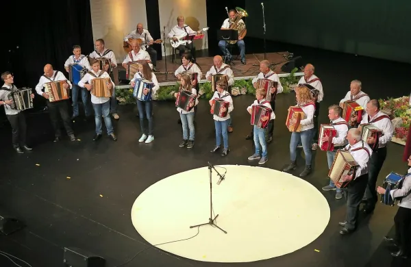 Orkester Kraške harmonike je navdušil polno dvorano Kosovelovega doma, kjer so glasbeniki praznovali 30. rojstni 
dan.