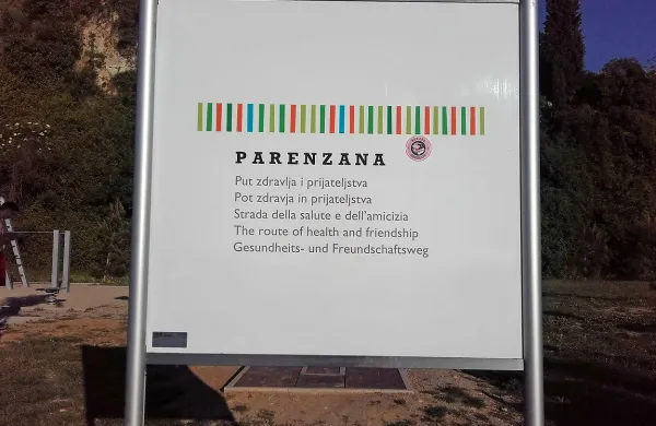 Tabla Parenzane na Seči, na kateri je na prvem mestu napis v 
hrvaščini.