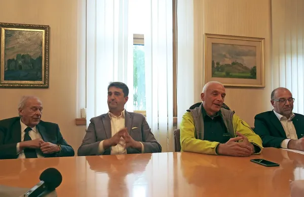 Ivo Boscarol (prvi z desne) upa, da bodo kmalu končali z deli 
in začeli s proizvodnjo.