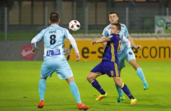 Dejan Mezga (v sredini) je danes odigral le končnico tekme, a 
se je veselil napredovanja proti Novogoričanom.