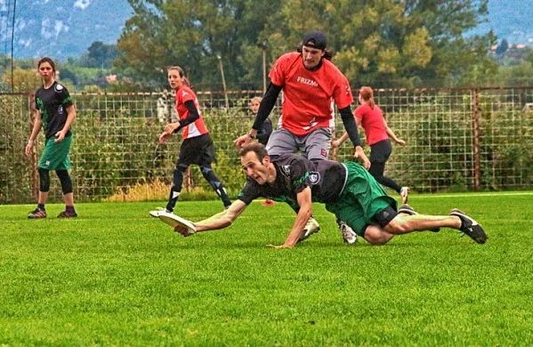 Namesto za nogometno žogo so se na igri&scaron;ču podili za letečimi krožniki