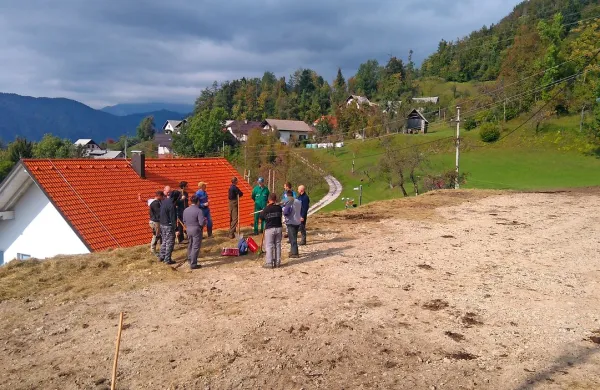    Z nekaj iznajdljivosti in dela so krajani  v strmem pobočju uredili igrišče, ki 
čaka na asfaltiranje.