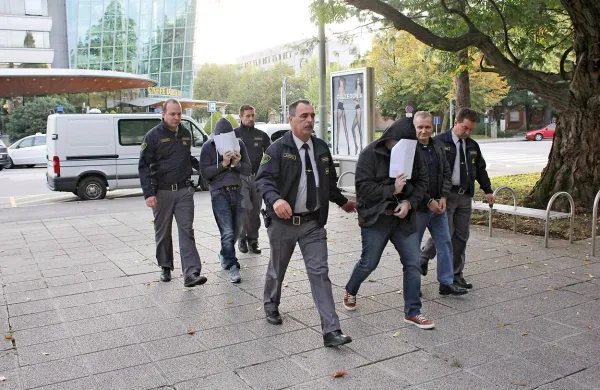 Osmerica obtoženih je krivdo po obtožbi zaradi poslov z 
drogo priznala, štirim je sodišče izreklo zaporne kazni.