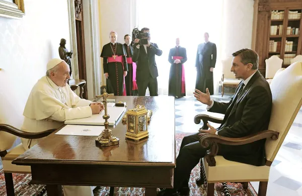 Predsednik Pahor - papežev pribočnik?