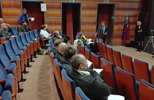 

Na prvi javni razpravi  glede bodoče celostne prometne strategije, ki je bila sicer bolj skromno 
obiskana, se je razprava razvnela predvsem glede usode Tržaške ceste. 



