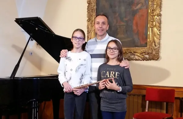 Katarina Lozar in Eva Faganelj s profesorjem  Armandom 
Mariuttijem.  