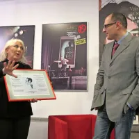 Tudi tokratnemu gostu Pogovorov o branju se je s karikaturo 
poklonila Lorella Fermo, sicer Apollonijeva nekdanja sošolka.