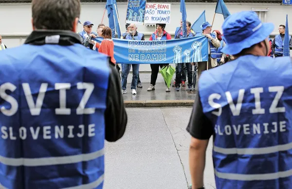 Najslabše plačani javni uslužbenci v četrtek, 3. novembra, ob 
12. uri pripravljajo protestni shod  pred poslopjem vlade. 