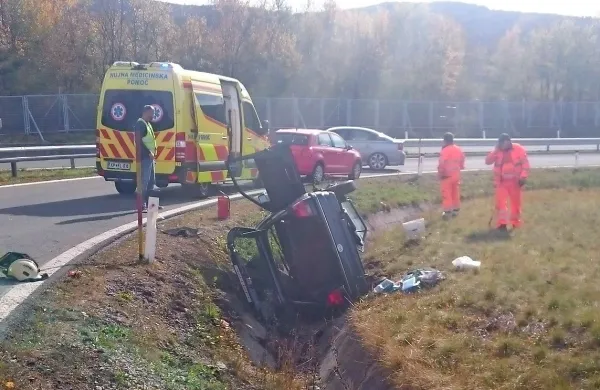 82-letna voznica je na avtocestnem izvozu Senožeče končala z avtom v jarku, na boku.