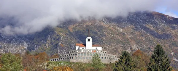 Na kobariški kostnici s 7014 pokopanimi italijanskimi vojaki za dan mrtvih pripravijo več komemoracij.