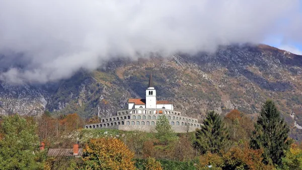 Na kobariški kostnici s 7014 pokopanimi italijanskimi vojaki za dan mrtvih pripravijo več komemoracij.