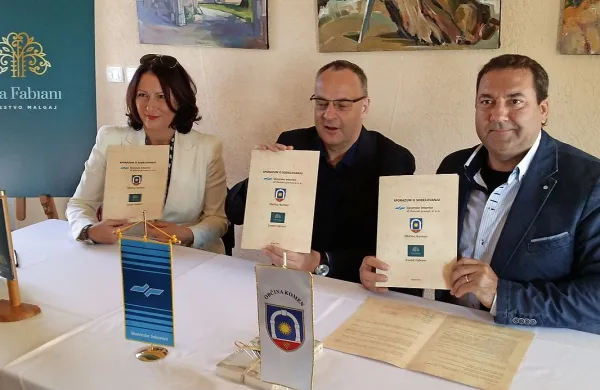Sporazum, ki naj bi izboljšal železniške povezave s Štanjelom, so včeraj podpisali (z leve) direktorica Zavoda Fabiani 
Blanka Malgaj, direktor družbe Potniški promet pri SŽ  
Boštjan Koren in komenski župan Marko Bandelli. 