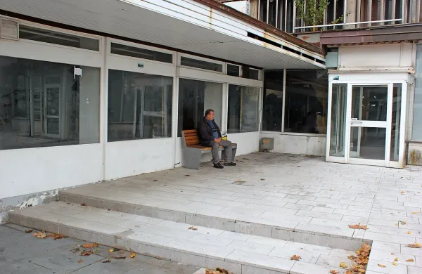 Že več let prazen in propadajoč bivši lokal Delikatesa kazi 
podobo osrednjega postojnskega trga. Kupci zanj so, a bi 
odšteli največ sto tisočakov.
