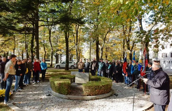 Predsednik Območnega združenja borcev za vrednote NOB 
Sežana Bojan Pahor (na fotografiji prvi z desne) je v nagovoru 
poudaril, da moramo spoštovati dediščino, ki so jo  današnjim 
generacijam zapustili tisti, ki so za svobodo, mir  in samostojnost darovali najdragocenejše -  svoja življenja.