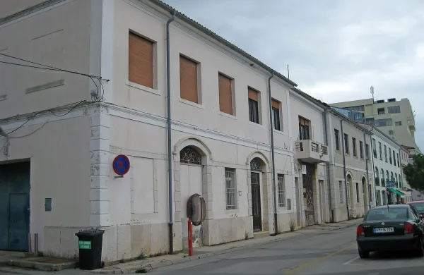   Stavbo, ki ima 2200 kvadratnih metrov površin in se nahaja tik 
ob morju, so ponujali po izhodiščni ceni 1,99 milijona evrov. 