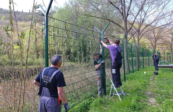 Prizadeti lastniki zemljišč, prek katerih teče obmejna ograja, bodo na ta račun lahko prejeli odškodnino.