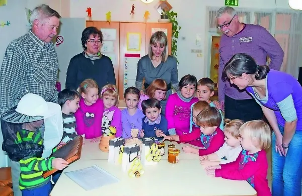 Sporni trgovinski sporazumi naj bi  najbolj udarili po malih ponudnikih, ki se v Sloveniji tudi z 
akcijami, kot je medeni zajtrk (na fotografiji) trudijo prepričati rojake, da so tukajšnji pridelki 
boljši od cenenih z drugih koncev sveta.