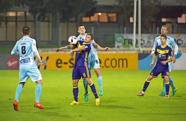 Nogometaši Gorice (v belo-modrih dresih) so se kot zadnji 
primorski predstavnik poslovili v četrtfinalu pokalnega tekmovanja. 