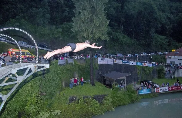 Noč na jezeru je že doslej  s skoki kandidirala na razpisih tolminske občine, po novem pa bo morala tudi za 
srečanje gospodarstvenikov in  upokojencev ter za slikarsko kolonijo.