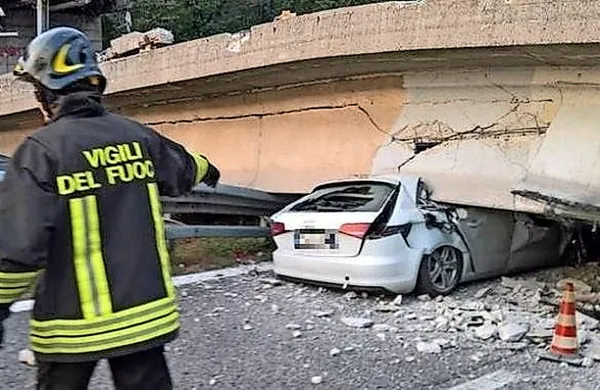 Življenje je izgubil 67-letni voznik audija, ki ga je porušeni 
nadvoz s tovornjakom vred povsem zmečkal.