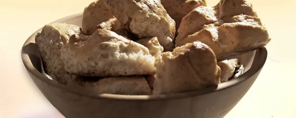 Skleda, polna prazničnih vahtičev.