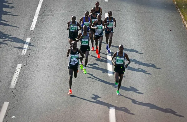  Volkswagen 21. Ljubljanski maraton je postregel z rekordno 
udeležbo, pa tudi z zapletom, po katerem uradni izidi 
maratoncev na 42 km dolgo niso bili uradni, nekaj kenijskih 
tekačev pa je bilo v solzah.