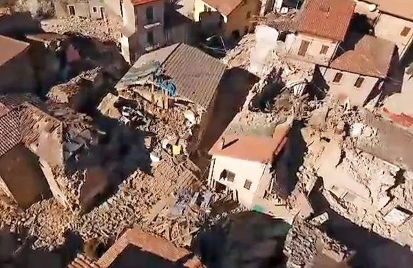 Posnetki iz zraka kažejo porušeno mesto Pretare nedaleč od 
Norcie.