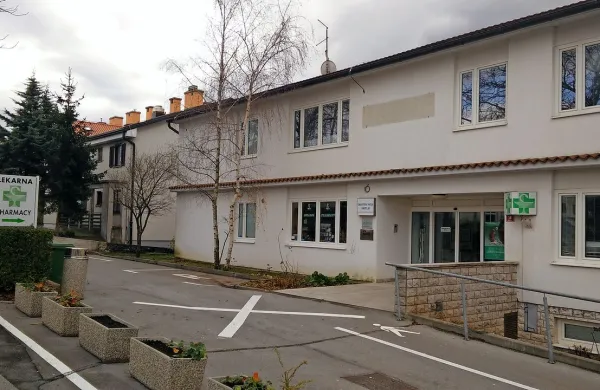 Zdravstvena postaja v Hrpeljah ima enak problem kot vse podeželske ambulante: ker njeni 
zdravniki delajo tudi urgenco, morajo v takih primerih  bolniki za redni pregled čakati tudi 
uro ali več.

