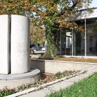  Tudi prvi povojni spomenik prvi slovenski vladi, ki stoji na 
ajdovskem Spodnjem trgu, je zasnoval Svetozar Križaj.  