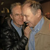 Nasmejani legendi: na odru je nastopil tudi basist Čarli 
Novak (levo), med občinstvom pa je užival kantavtor Jani 
Kovačič.