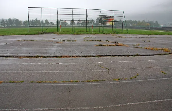 Žalostna podoba atletskega stadiona pred načrtovano prenovo. 