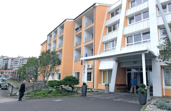 Koprski dom upokojencev ima varovani oddelek za 12 
stanovalcev, vendar opažajo, da potrebe naraščajo in pogosto presegajo zmogljivosti.