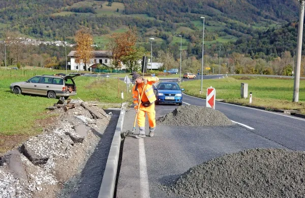 Cesto  bodo preplastili, pločnik  bo zgolj do zadnjih volčanskih hiš, do   Tolmina  ga ne bodo razširili.