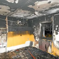 Plameni so v celoti uničili dnevno sobo v pritličju. 