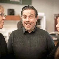 Nasmejani Danijel Dan Malalan z igralskima kolegicama  
Nedo Rusjan Bric (levo)  in Lučko Počkaj.   
