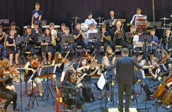 Priložnosti revijski orkester je kos kakovostni, tudi klasični 
glasbi.



   