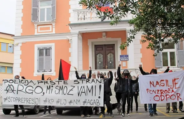Pred izolsko policijsko postajo so včeraj prav tako razvili transparent.