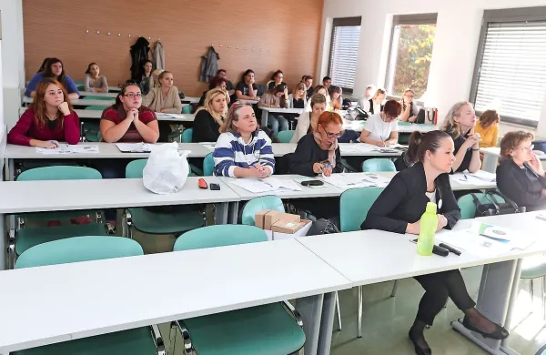 Na  univerzah zaenkrat   učni jezik ostaja slovenski.