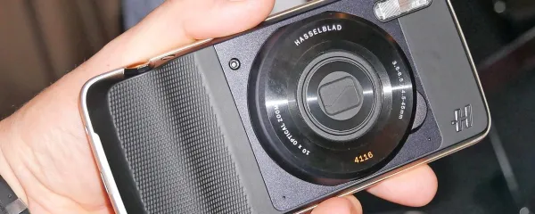 Dodatek Hasselblad true zoom moto mod telefon moto Z 
spremeni v pravcati fotoaparat.