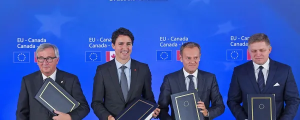 Ceto so podpisali: (z leve) Jean-Claude Juncker, Justin Trudeau,  Donald Tusk in predsedujoči Svetu EU Robert 
Fico.