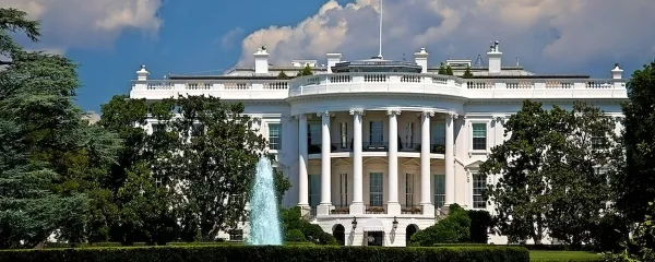 Svet se ob ameriških volitvah sprašuje zlasti o tem, kako bi 
izvolitev   Hillary Clinton ali  Donalda Trumpa vplivala na  
vodenje ameriške zunanje politike.